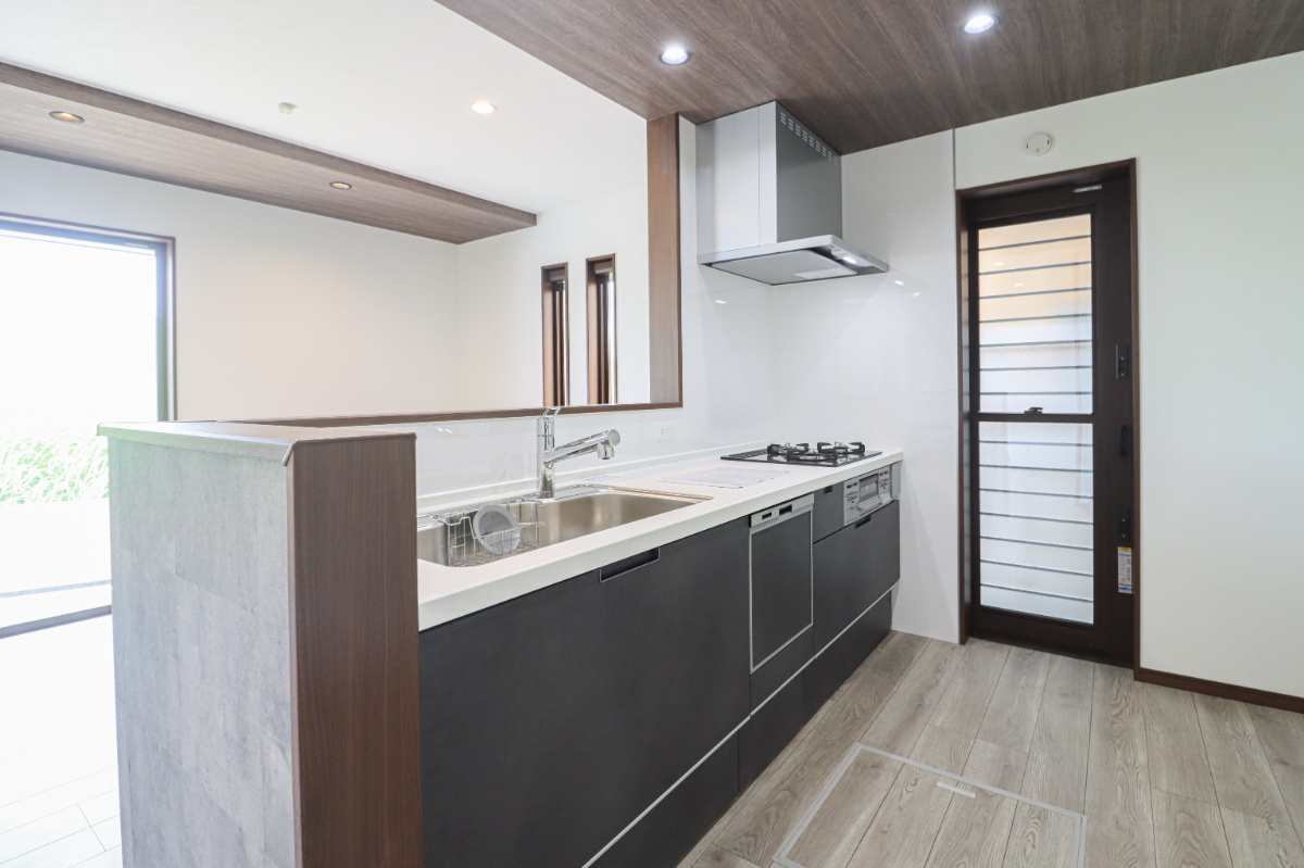 「ドリームタウン久世上久世町」大人の雰囲気漂う高級感のあるスタイル、コーディネートはグレーカラーを中心でポイントに明るいカラー✨