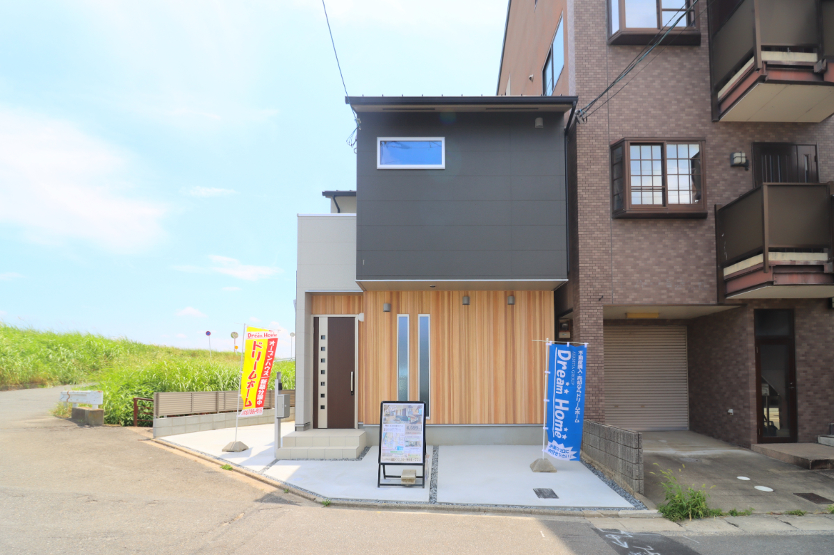 「ドリームタウン久世上久世町」大人の雰囲気漂う高級感のあるスタイル、コーディネートはグレーカラーを中心でポイントに明るいカラー✨