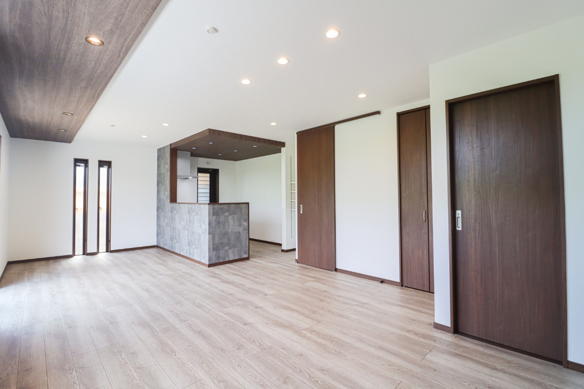 「ドリームタウン久世上久世町」大人の雰囲気漂う高級感のあるスタイル、コーディネートはグレーカラーを中心でポイントに明るいカラー✨