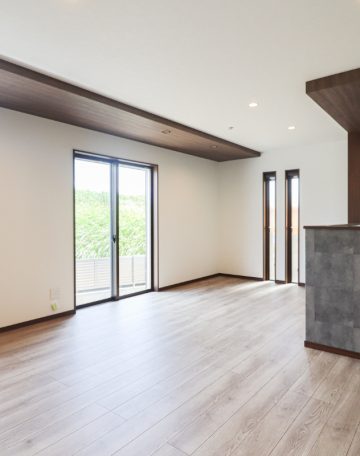 「ドリームタウン久世上久世町」大人の雰囲気漂う高級感のあるスタイル、コーディネートはグレーカラーを中心でポイントに明るいカラー✨