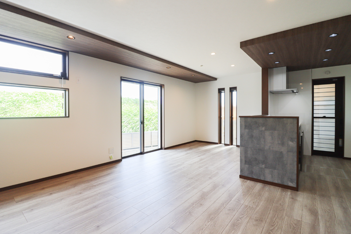 「ドリームタウン久世上久世町」大人の雰囲気漂う高級感のあるスタイル、コーディネートはグレーカラーを中心でポイントに明るいカラー✨