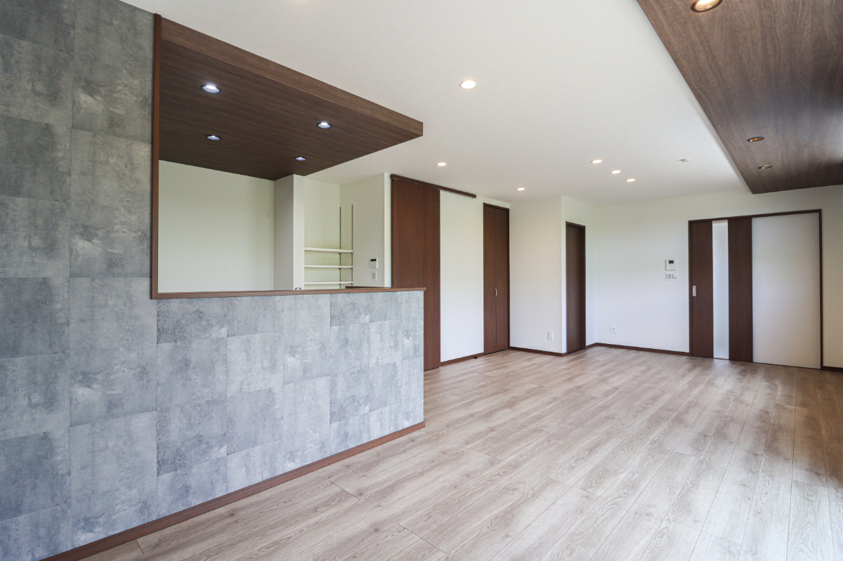 「ドリームタウン久世上久世町」大人の雰囲気漂う高級感のあるスタイル、コーディネートはグレーカラーを中心でポイントに明るいカラー✨