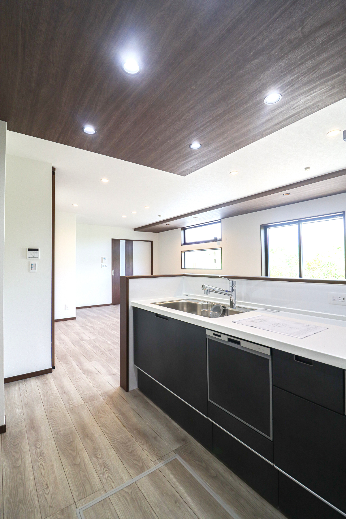 「ドリームタウン久世上久世町」大人の雰囲気漂う高級感のあるスタイル、コーディネートはグレーカラーを中心でポイントに明るいカラー✨