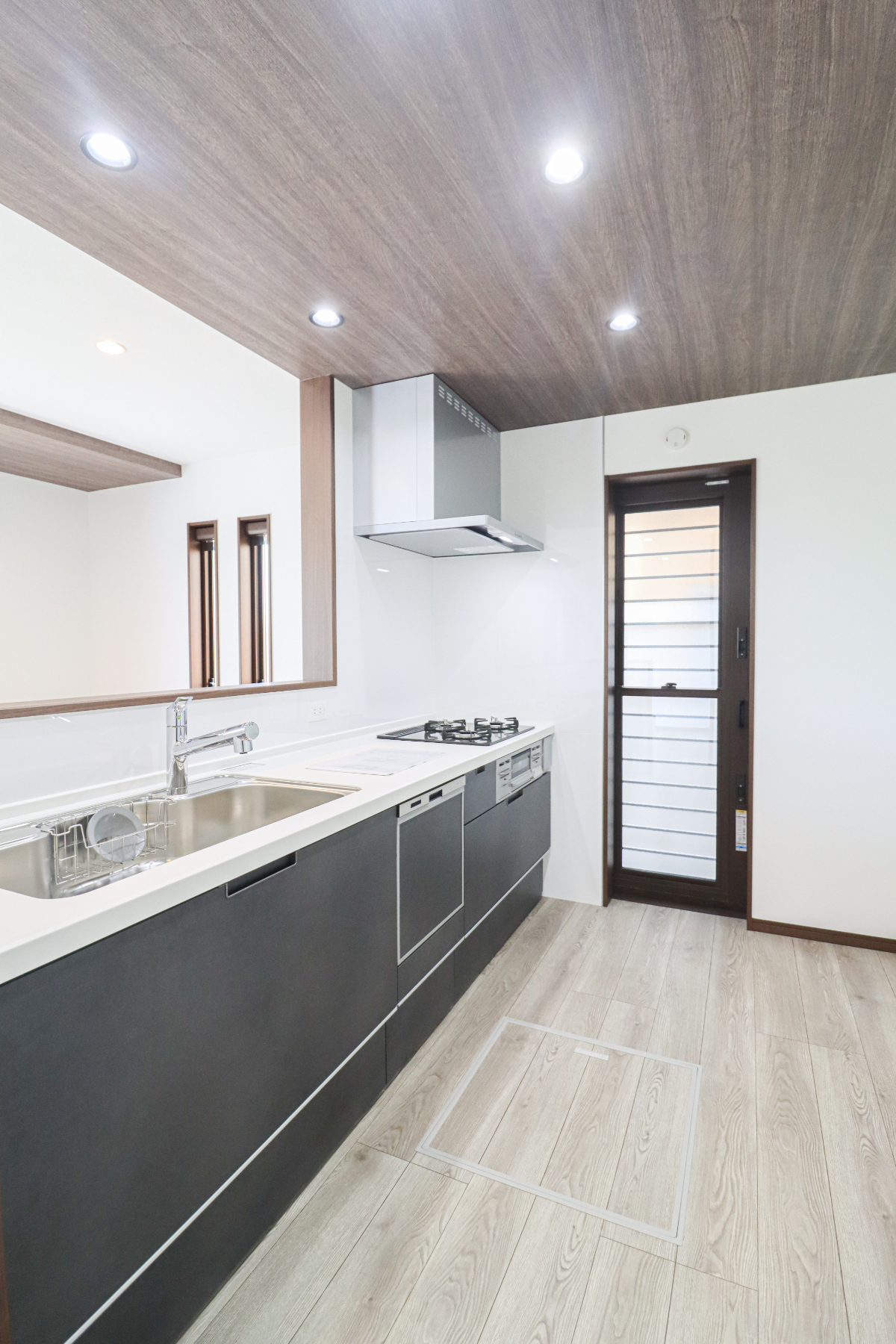 「ドリームタウン久世上久世町」大人の雰囲気漂う高級感のあるスタイル、コーディネートはグレーカラーを中心でポイントに明るいカラー✨