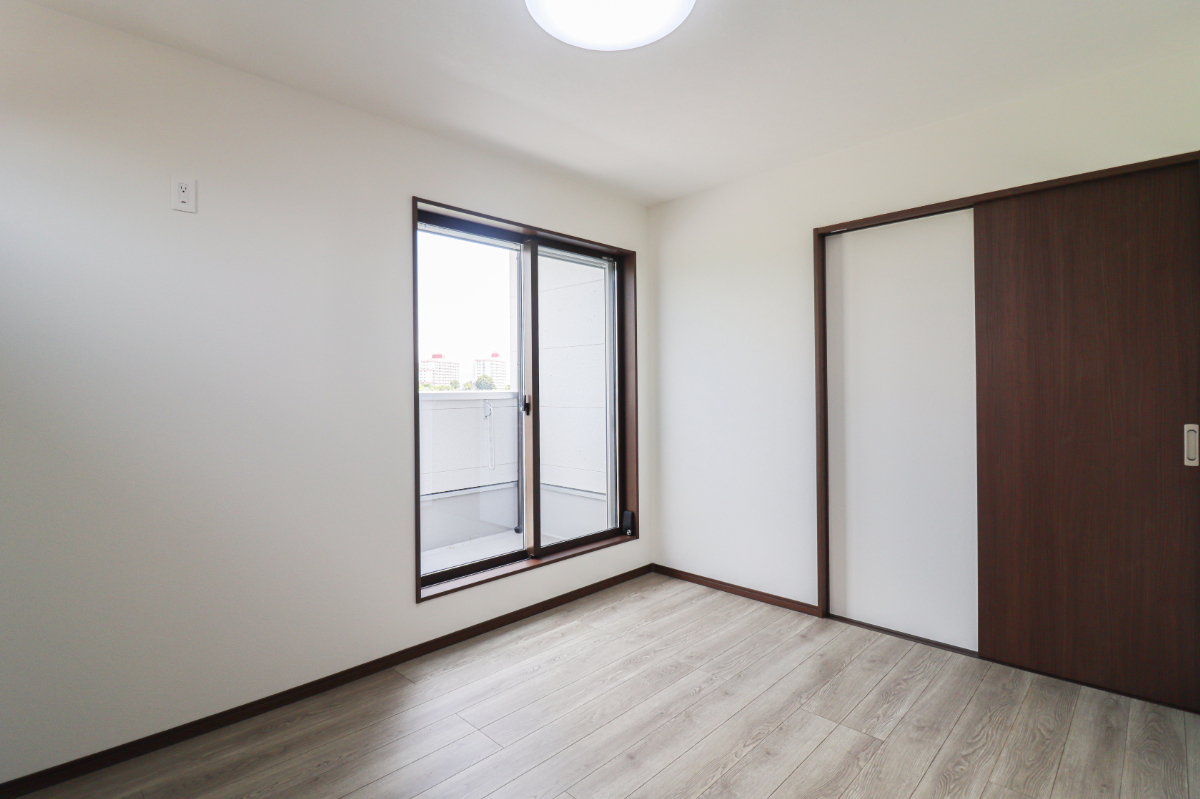 「ドリームタウン久世上久世町」大人の雰囲気漂う高級感のあるスタイル、コーディネートはグレーカラーを中心でポイントに明るいカラー✨