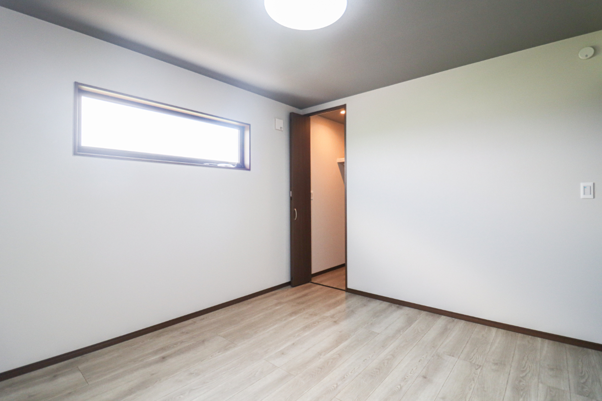 「ドリームタウン久世上久世町」大人の雰囲気漂う高級感のあるスタイル、コーディネートはグレーカラーを中心でポイントに明るいカラー✨