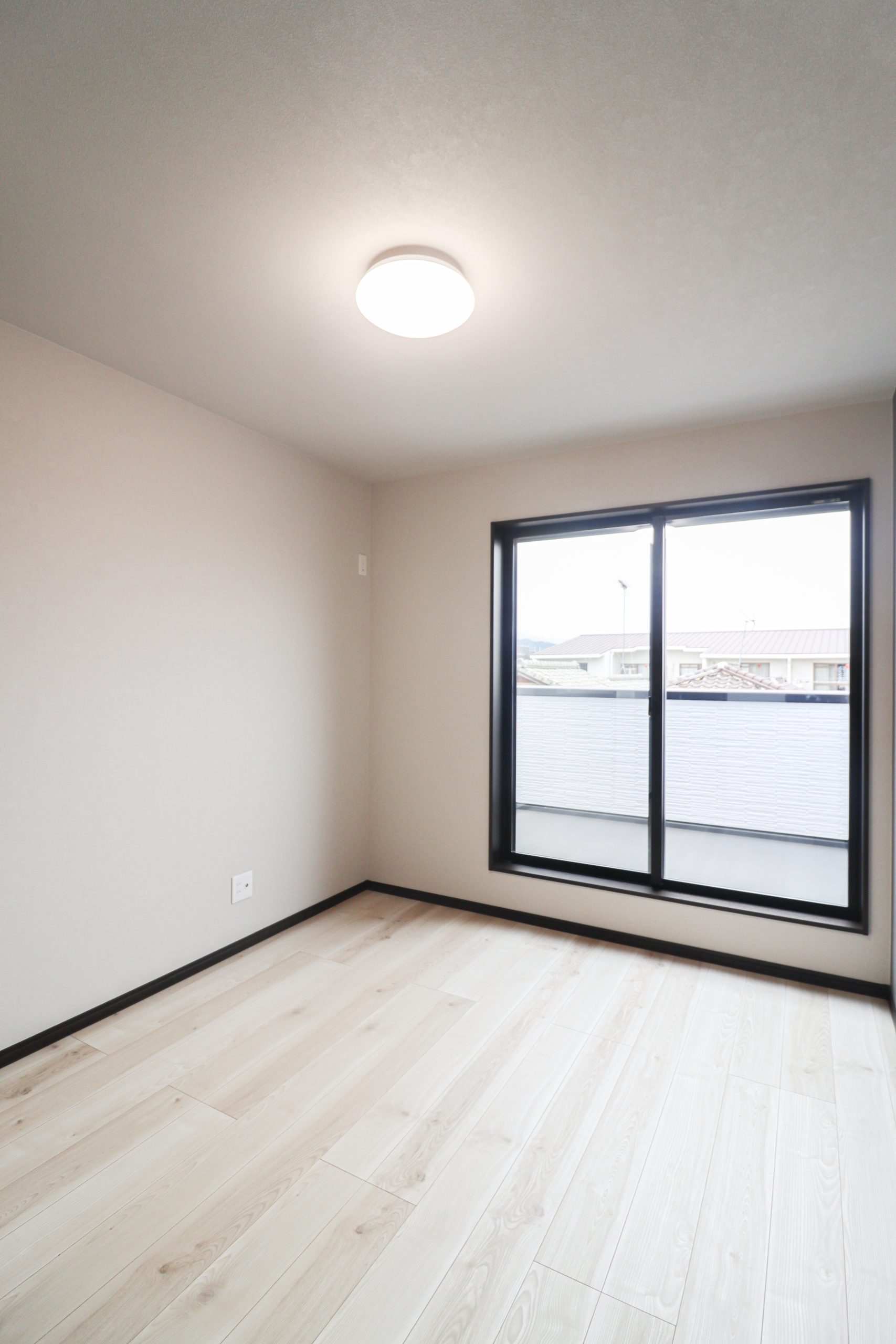 「ドリームタウン向日市物集女町五ノ坪」阪急「洛西口」駅徒歩6分でお家の裏側はマンションの駐車場で開放感たっぷり♪