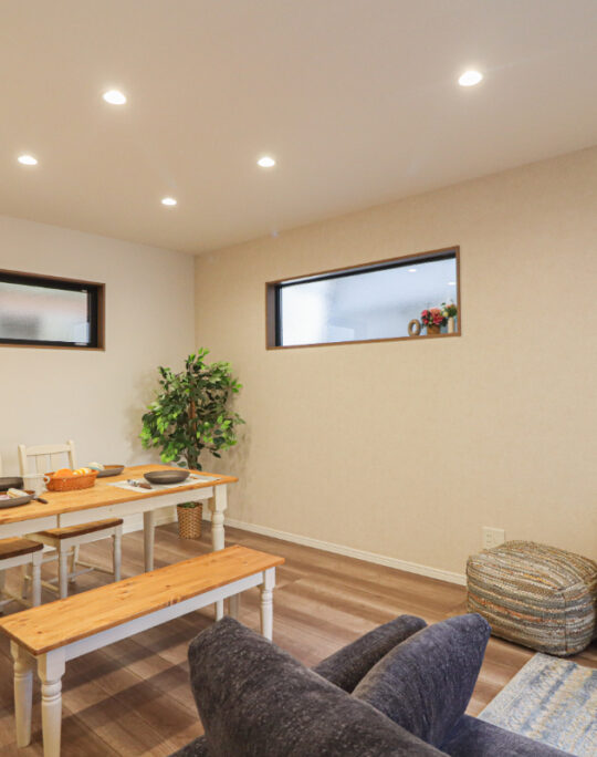 洋室に吹抜があり明るいお部屋