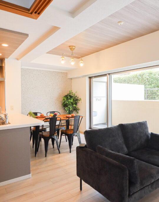 バルコニーから採光が差し込み明るいお部屋に